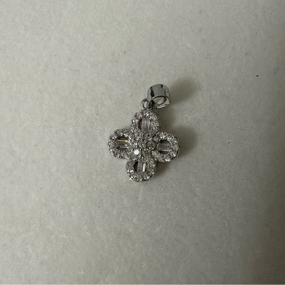 925 Sterling Silver flower Pendant - Picture 2 of 9